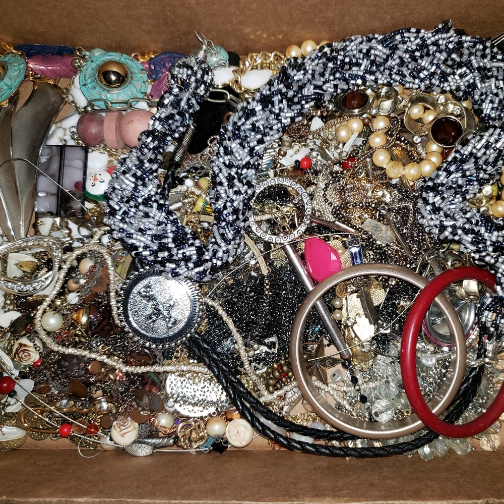 3 lbs Junk/Costume Jewelry/Accessories/Crafting beads #AD